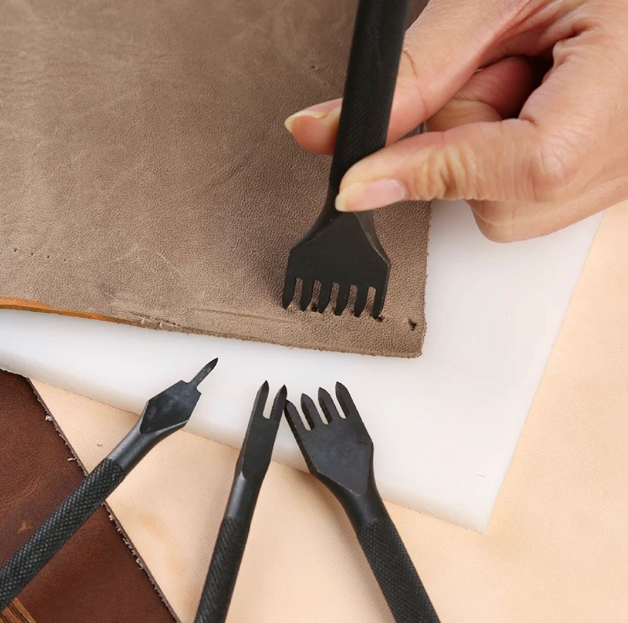 61 pcs Leather Craft Tools Punch Kit Stitching Working Stitching Groover Sewing Set